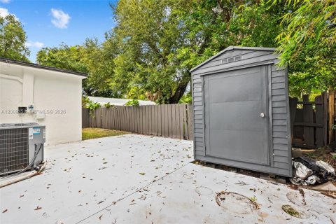 House in Fort Lauderdale, Florida 3 bedrooms, 128.95 sq.m. № 2401284 - photo 16