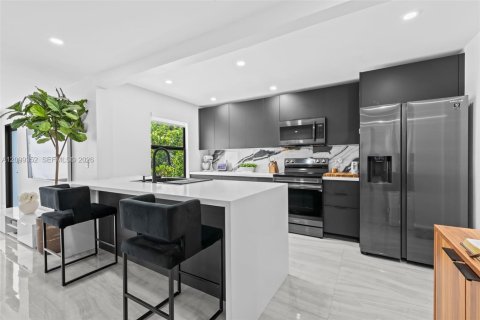 House in Fort Lauderdale, Florida 3 bedrooms, 128.95 sq.m. № 2401284