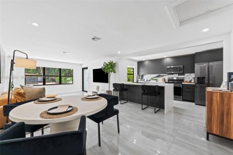 House in Fort Lauderdale, Florida 3 bedrooms, 128.95 sq.m. № 2401284 - photo 3