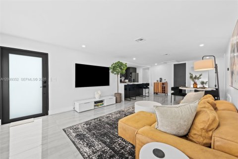 House in Fort Lauderdale, Florida 3 bedrooms, 128.95 sq.m. № 2401284 - photo 4