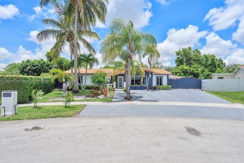 Villa ou maison à vendre à Miami, Floride: 4 chambres, 309.64 m2 № 1790423 - photo 2