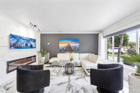 Villa ou maison à vendre à Miami, Floride: 4 chambres, 309.64 m2 № 1790423 - photo 10