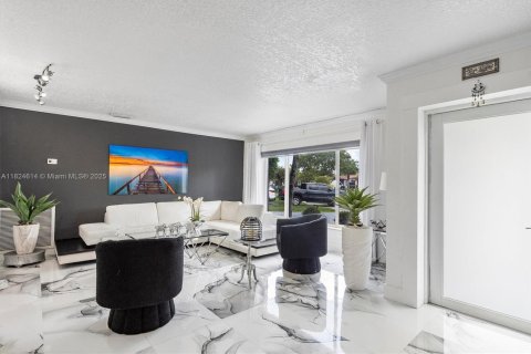 Villa ou maison à vendre à Miami, Floride: 4 chambres, 309.64 m2 № 1790423 - photo 9