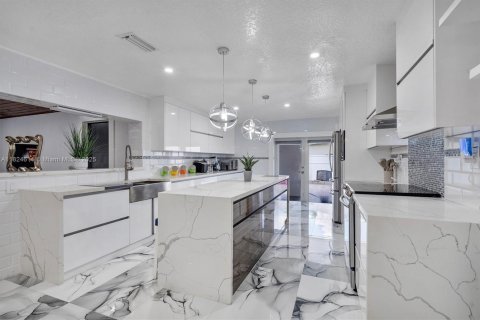 Villa ou maison à vendre à Miami, Floride: 4 chambres, 309.64 m2 № 1790423 - photo 17