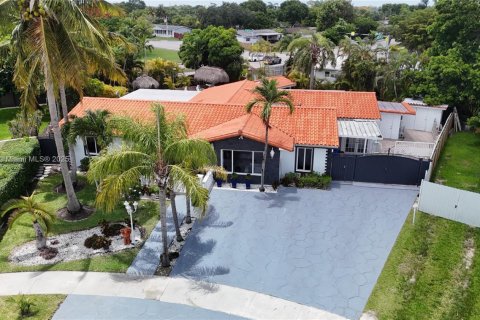 Villa ou maison à vendre à Miami, Floride: 4 chambres, 309.64 m2 № 1790423 - photo 6