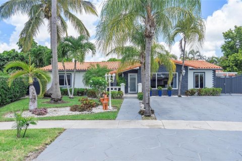 Villa ou maison à vendre à Miami, Floride: 4 chambres, 309.64 m2 № 1790423 - photo 1