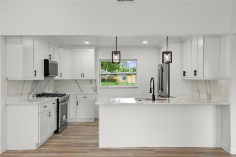 House in Orlando, Florida 3 bedrooms, 145.02 sq.m. № 2396190 - photo 11