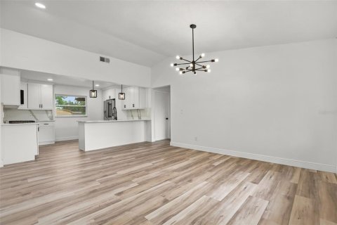 House in Orlando, Florida 3 bedrooms, 145.02 sq.m. № 2396190 - photo 9