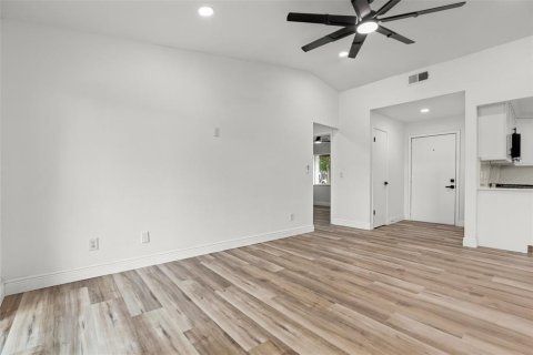 House in Orlando, Florida 3 bedrooms, 145.02 sq.m. № 2396190 - photo 8