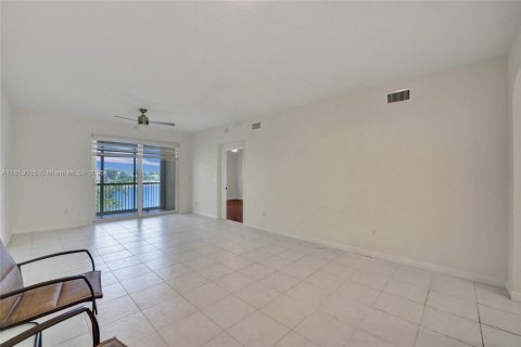 Condo in Tamarac, Florida, 2 bedrooms  № 1888201 - photo 14