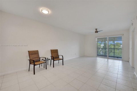 Condo in Tamarac, Florida, 2 bedrooms  № 1888201 - photo 13