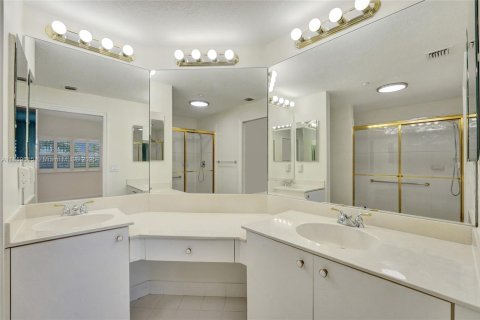 Condo in Tamarac, Florida, 2 bedrooms  № 1888201 - photo 24