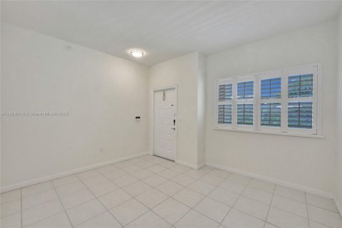 Condo in Tamarac, Florida, 2 bedrooms  № 1888201 - photo 3