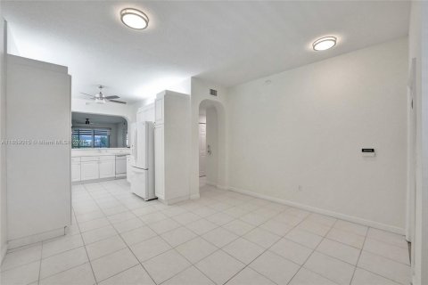 Condo in Tamarac, Florida, 2 bedrooms  № 1888201 - photo 6