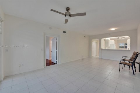 Condo in Tamarac, Florida, 2 bedrooms  № 1888201 - photo 16
