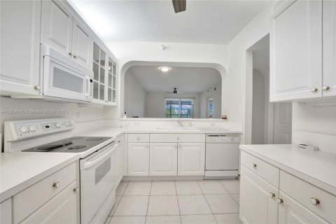 Condo in Tamarac, Florida, 2 bedrooms  № 1888201 - photo 9