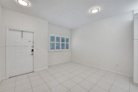 Condo in Tamarac, Florida, 2 bedrooms  № 1888201 - photo 4