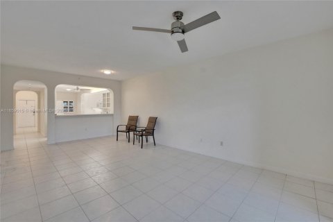 Condo in Tamarac, Florida, 2 bedrooms  № 1888201 - photo 17
