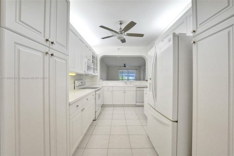 Condo in Tamarac, Florida, 2 bedrooms  № 1888201 - photo 8