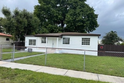 Casa en venta en Hialeah, Florida, 5 dormitorios, 166.11 m2 № 1897651 - foto 18