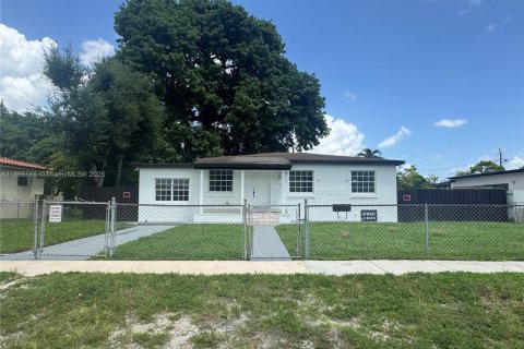 Casa en venta en Hialeah, Florida, 5 dormitorios, 166.11 m2 № 1897651 - foto 22