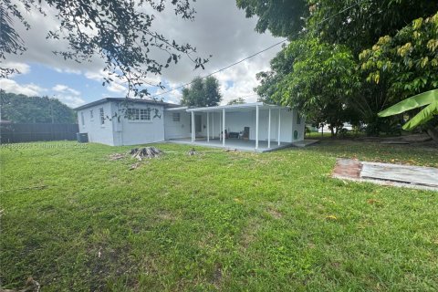 Casa en venta en Hialeah, Florida, 5 dormitorios, 166.11 m2 № 1897651 - foto 30