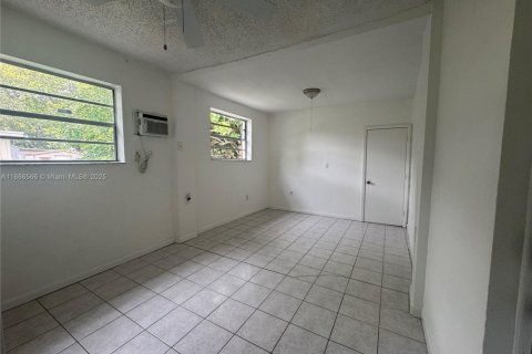 Casa en venta en Hialeah, Florida, 5 dormitorios, 166.11 m2 № 1897651 - foto 27