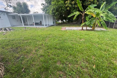 Casa en venta en Hialeah, Florida, 5 dormitorios, 166.11 m2 № 1897651 - foto 9