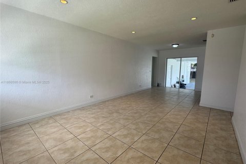 Casa en venta en Hialeah, Florida, 5 dormitorios, 166.11 m2 № 1897651 - foto 5