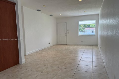 Casa en venta en Hialeah, Florida, 5 dormitorios, 166.11 m2 № 1897651 - foto 24