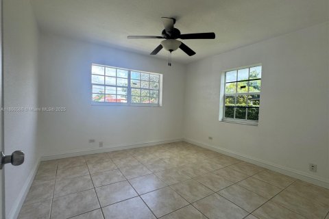 Casa en venta en Hialeah, Florida, 5 dormitorios, 166.11 m2 № 1897651 - foto 6