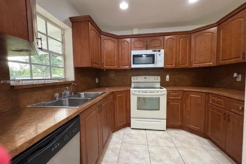 Casa en venta en Hialeah, Florida, 5 dormitorios, 166.11 m2 № 1897651 - foto 2