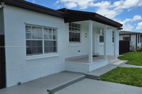 Casa en venta en Hialeah, Florida, 5 dormitorios, 166.11 m2 № 1897651 - foto 17
