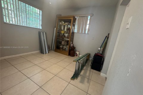 Casa en venta en Hialeah, Florida, 5 dormitorios, 166.11 m2 № 1897651 - foto 29