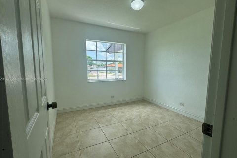 Casa en venta en Hialeah, Florida, 5 dormitorios, 166.11 m2 № 1897651 - foto 10