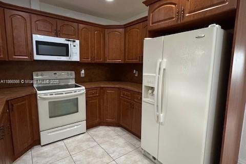 Casa en venta en Hialeah, Florida, 5 dormitorios, 166.11 m2 № 1897651 - foto 3