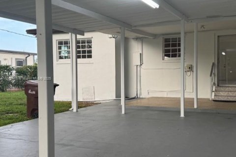 Casa en venta en Hialeah, Florida, 5 dormitorios, 166.11 m2 № 1897651 - foto 8