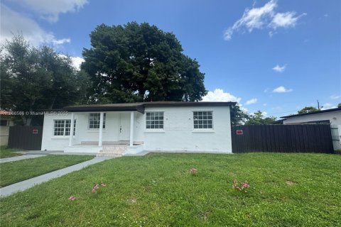 Casa en venta en Hialeah, Florida, 5 dormitorios, 166.11 m2 № 1897651 - foto 23