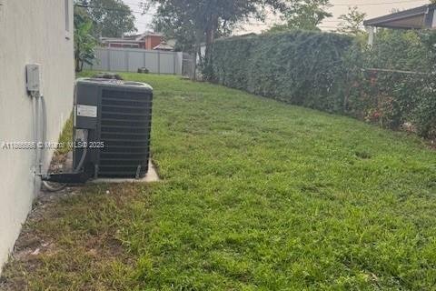 Casa en venta en Hialeah, Florida, 5 dormitorios, 166.11 m2 № 1897651 - foto 16