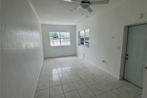 Casa en venta en Hialeah, Florida, 5 dormitorios, 166.11 m2 № 1897651 - foto 25