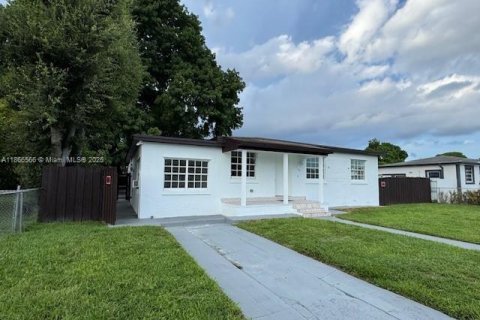 Casa en venta en Hialeah, Florida, 5 dormitorios, 166.11 m2 № 1897651 - foto 13