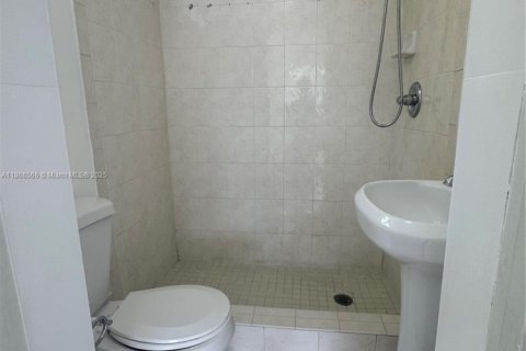 Casa en venta en Hialeah, Florida, 5 dormitorios, 166.11 m2 № 1897651 - foto 26