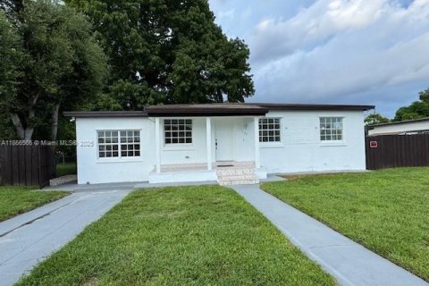 Casa en venta en Hialeah, Florida, 5 dormitorios, 166.11 m2 № 1897651 - foto 1