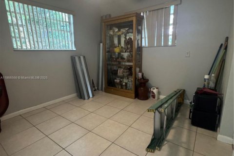 Casa en venta en Hialeah, Florida, 5 dormitorios, 166.11 m2 № 1897651 - foto 28