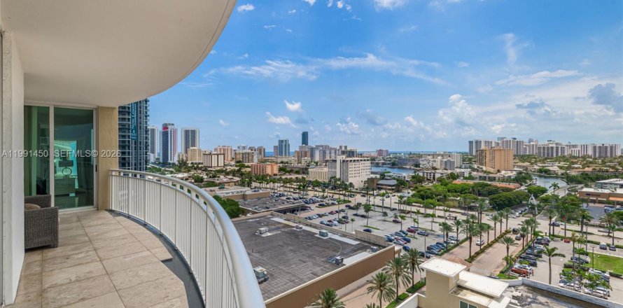 Condominio en Hallandale Beach, Florida, 2 dormitorios  № 2053137