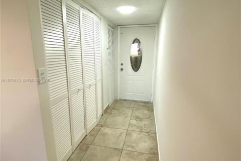 Condo in Hialeah Gardens, Florida, 3 bedrooms  № 2042132 - photo 8