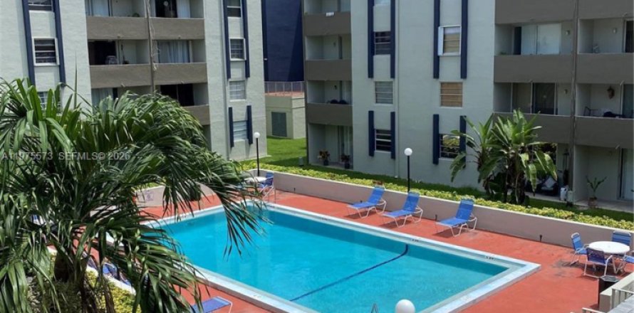 Condo in Hialeah Gardens, Florida, 3 bedrooms  № 2042132