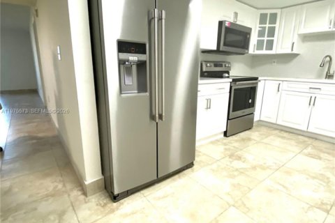 Condo in Hialeah Gardens, Florida, 3 bedrooms  № 2042132 - photo 2
