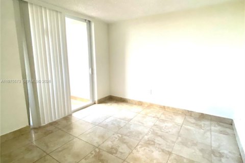 Condo in Hialeah Gardens, Florida, 3 bedrooms  № 2042132 - photo 25