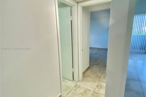 Condo in Hialeah Gardens, Florida, 3 bedrooms  № 2042132 - photo 19